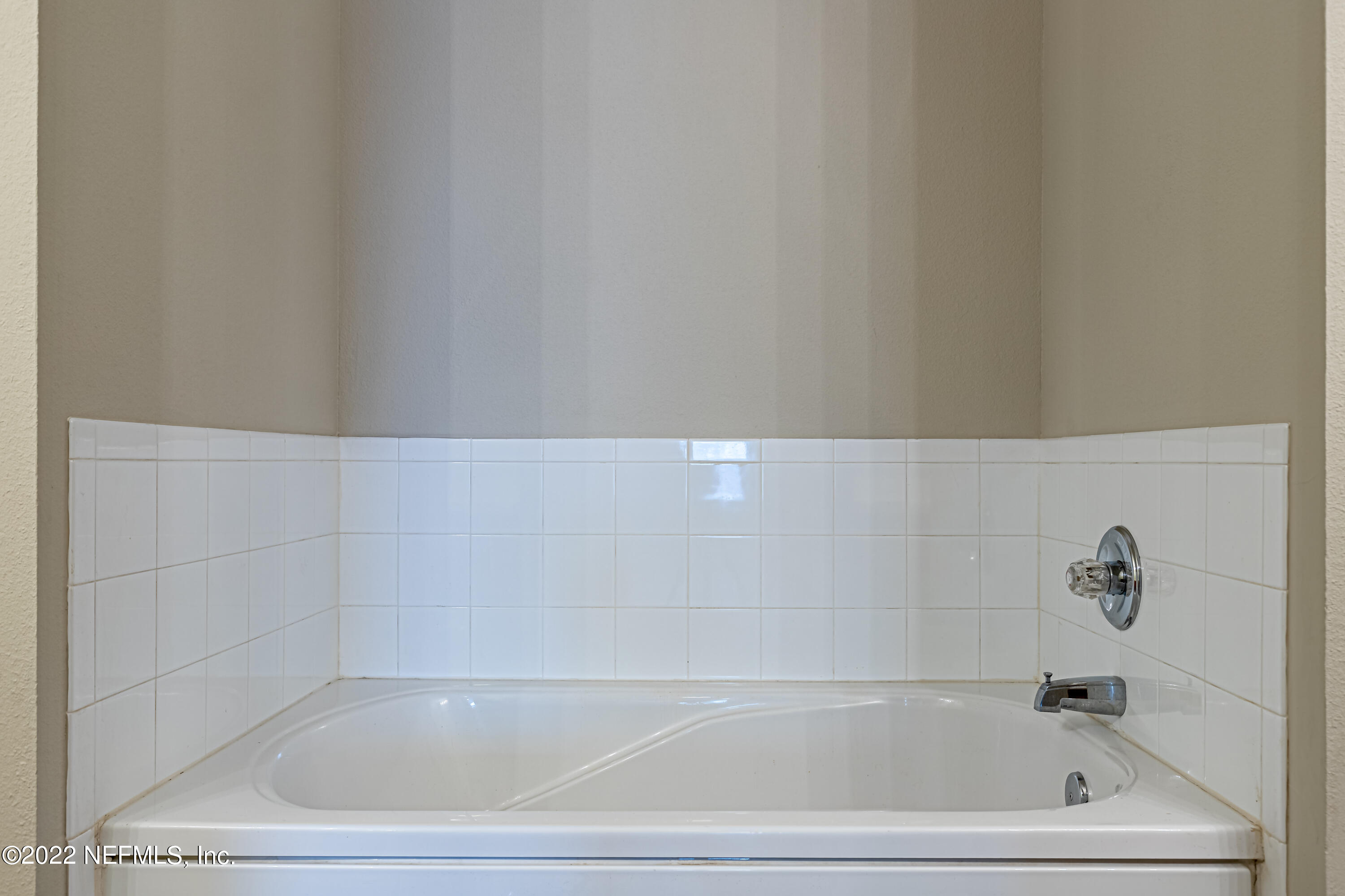 5260 Collins Road, Unit 607 Jacksonville, FL 32244 - Photo 29 of 41 a bathroom with a bathtub