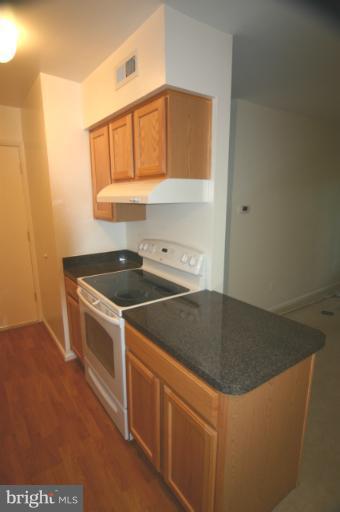 5903 Kingsford Road, Unit G Springfield, VA 22152 - Photo 1 of 23 Smooth top stove