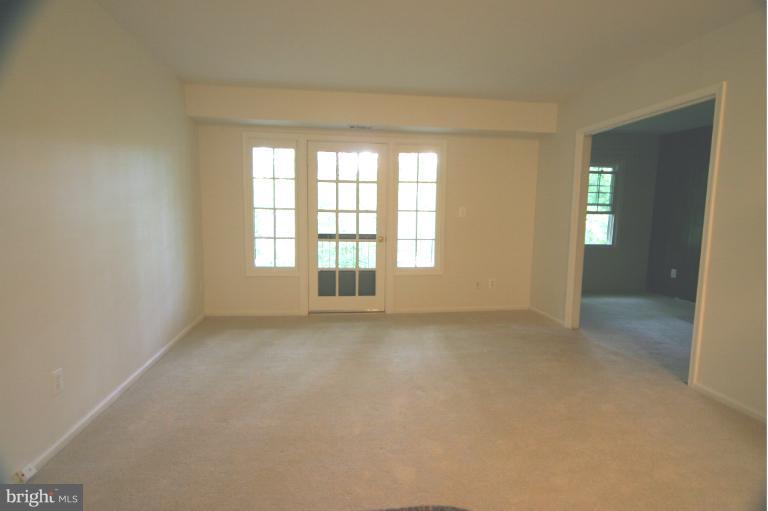 5903 Kingsford Road, Unit G Springfield, VA 22152 - Photo 8 of 23 Living Room