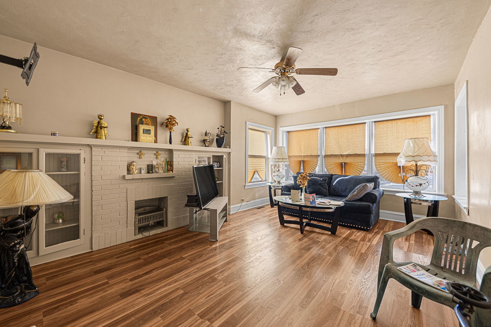 6749 South Peoria Street Chicago, IL 60621 - Photo 17 of 20 a living room with furniture and a flat screen tv