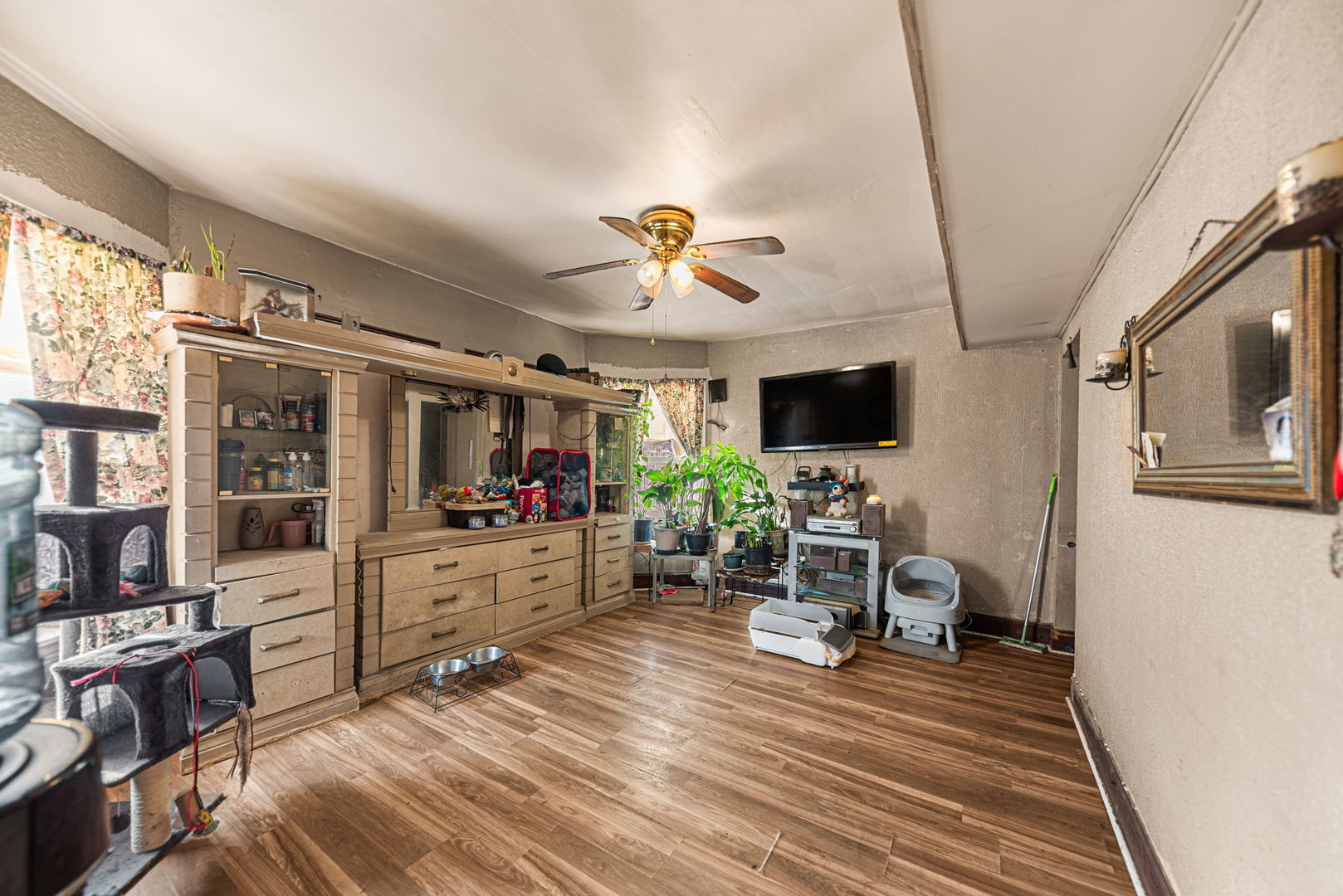 6749 South Peoria Street Chicago, IL 60621 - Photo 5 of 20 a living room with furniture and a flat screen tv