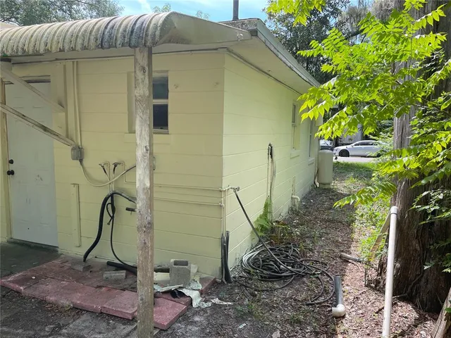 a view of a backyard