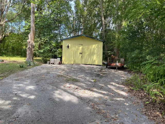 a view of a house with backyard