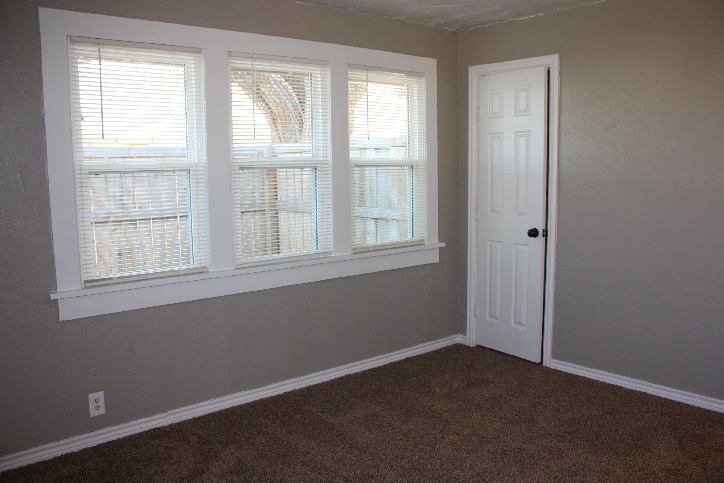 3905 South Tyler Street Amarillo, TX 79110 - Photo 30 of 35 an empty room with a window