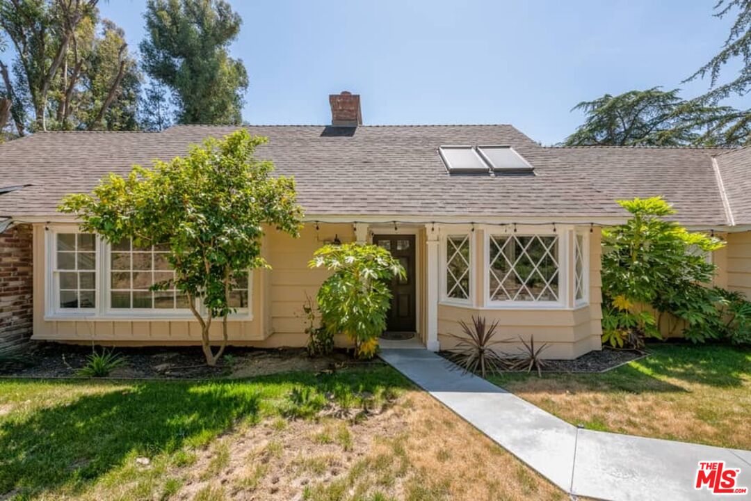 2841 Roscomare Road Los Angeles, CA 90077 - Photo 4 of 28 a front view of a house with garden