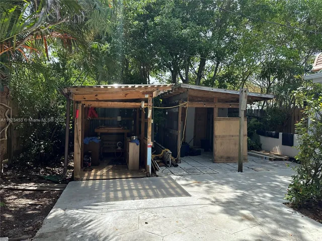 a view of a house with backyard