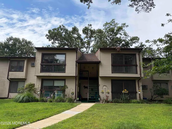 $1,950 | 129 Amberly Drive, Unit D, Manalapan, NJ 07726