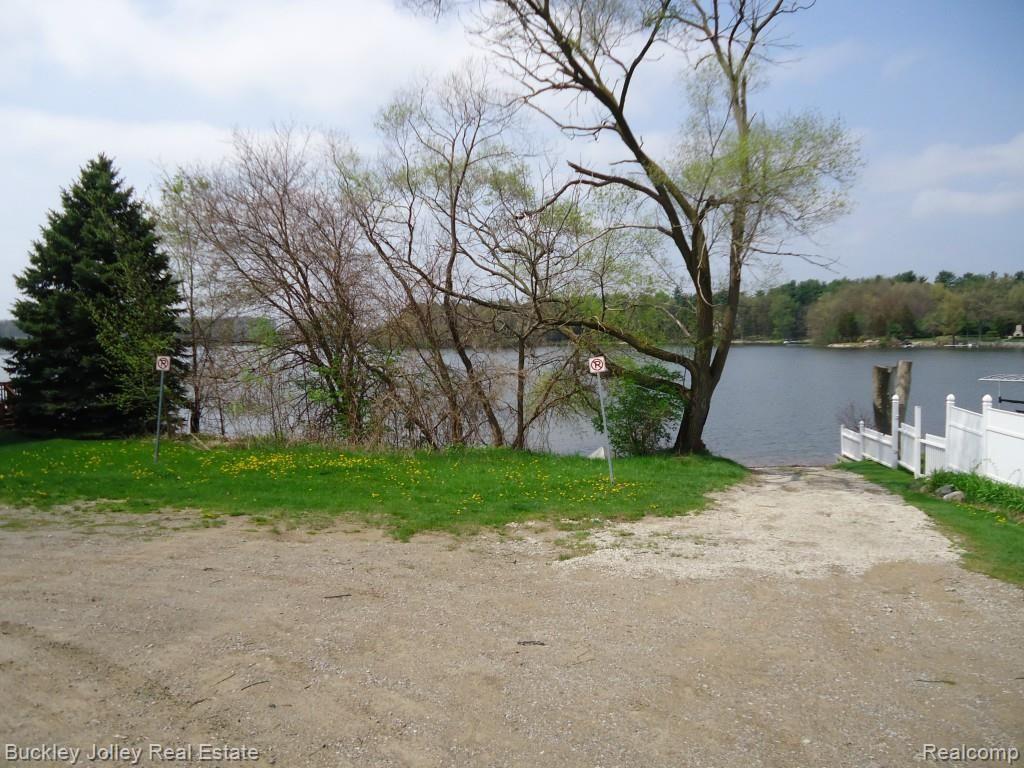 951 Brighton Lake Road Brighton, MI 48116 - Photo 5 of 19 DSC00809.jpg
