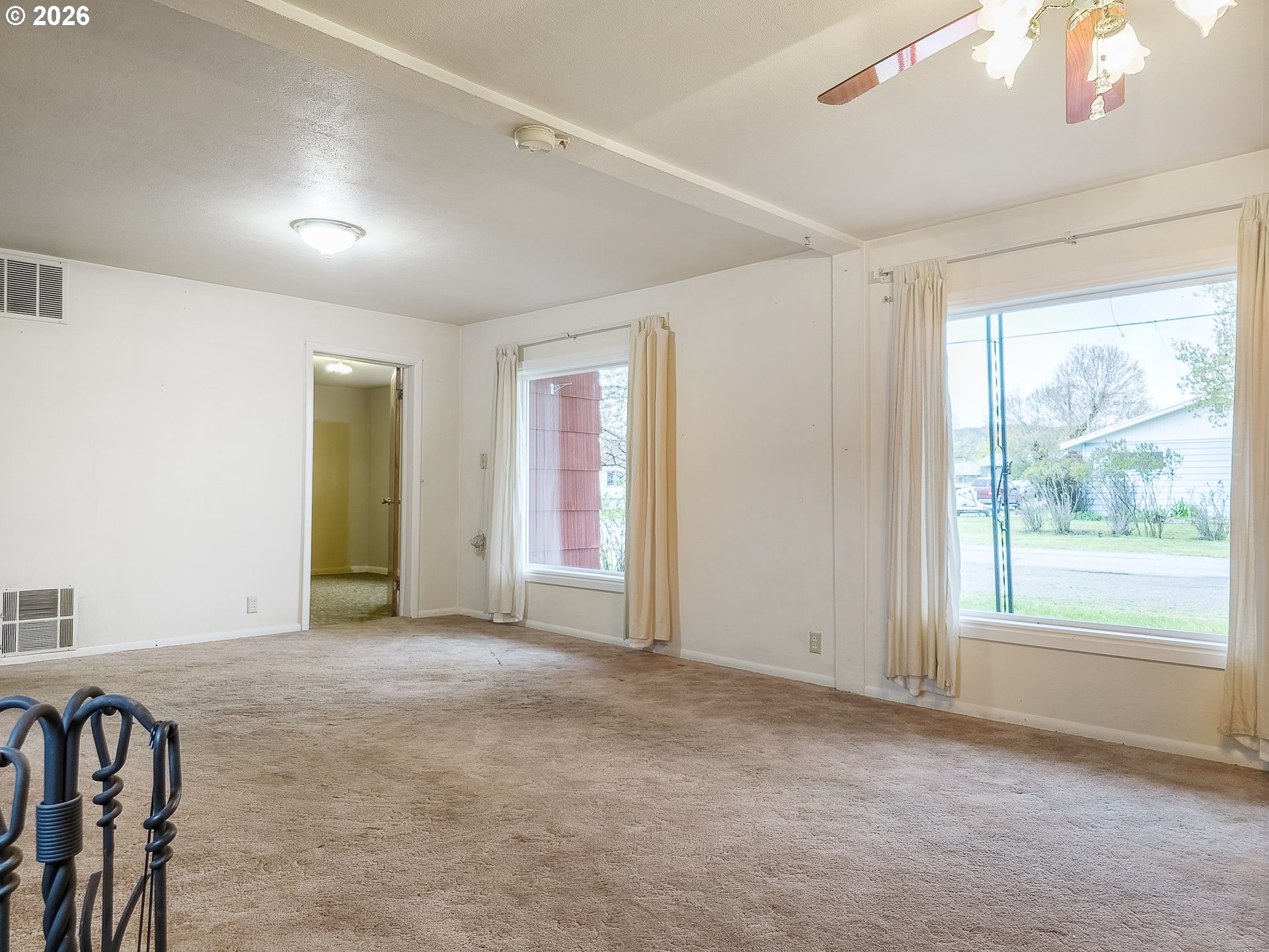 190 South 6th Street Elgin, OR 97827 - Photo 5 of 15 an empty room with windows