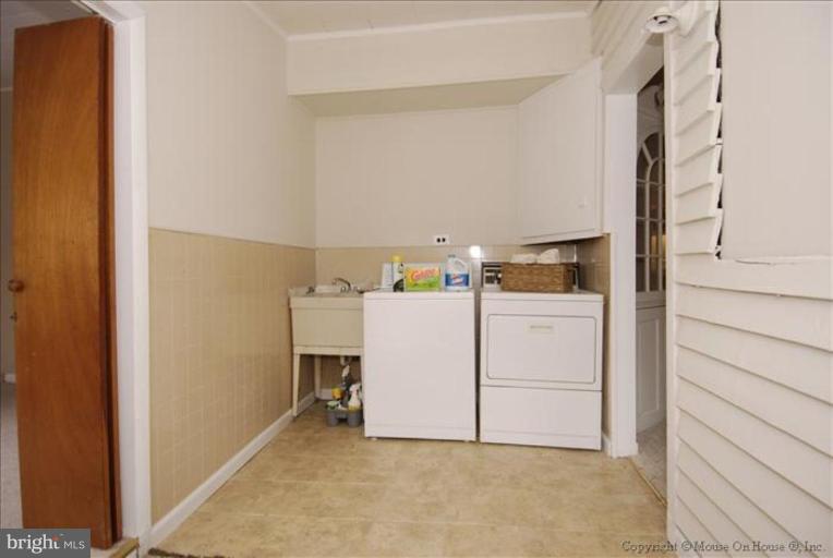 1004 Robin Road Silver Spring, MD 20901 - Photo 22 of 30 Laundry Area 1
