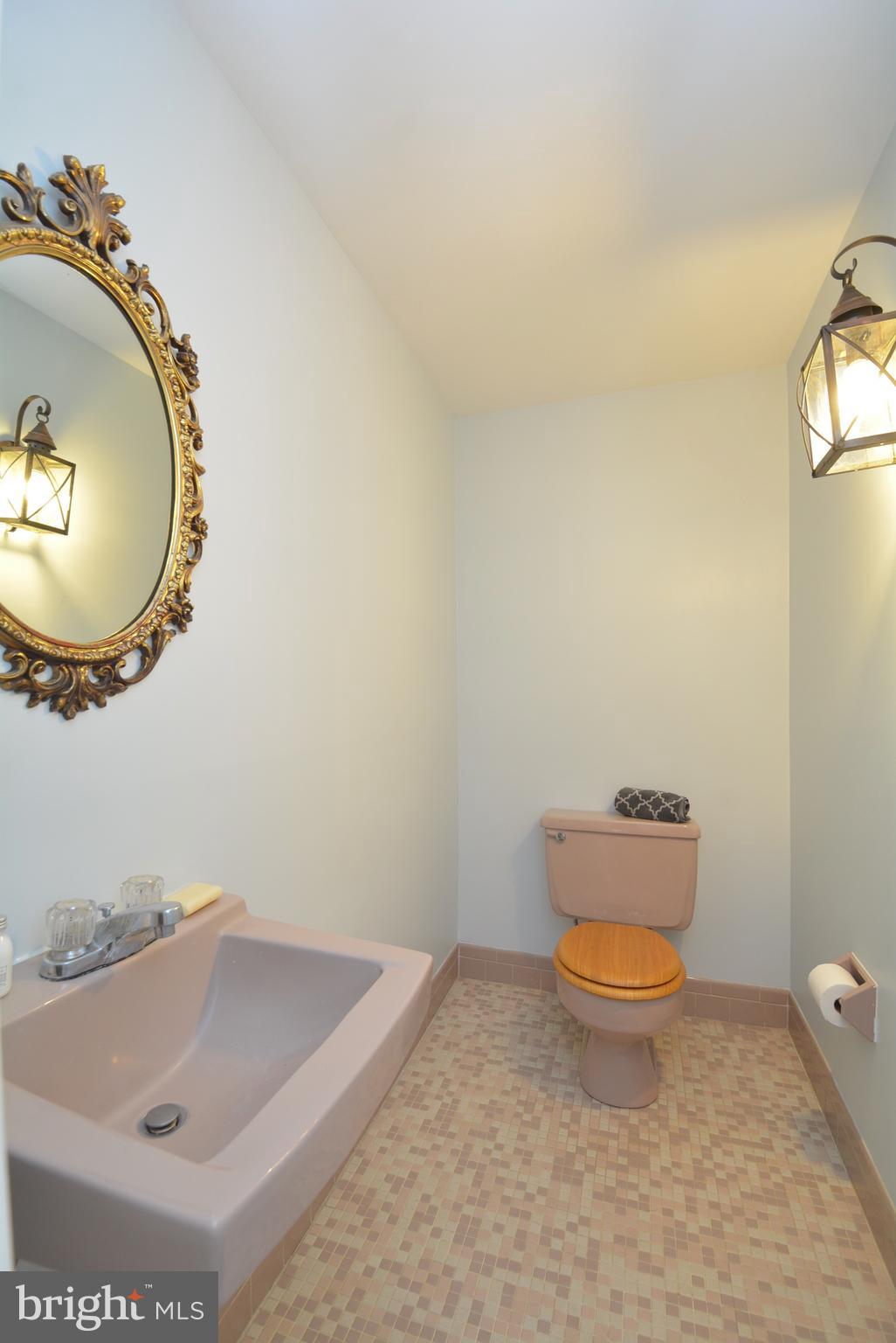 8709 Highgate Road Alexandria, VA 22308 - Photo 19 of 58 Powder room off the foyer