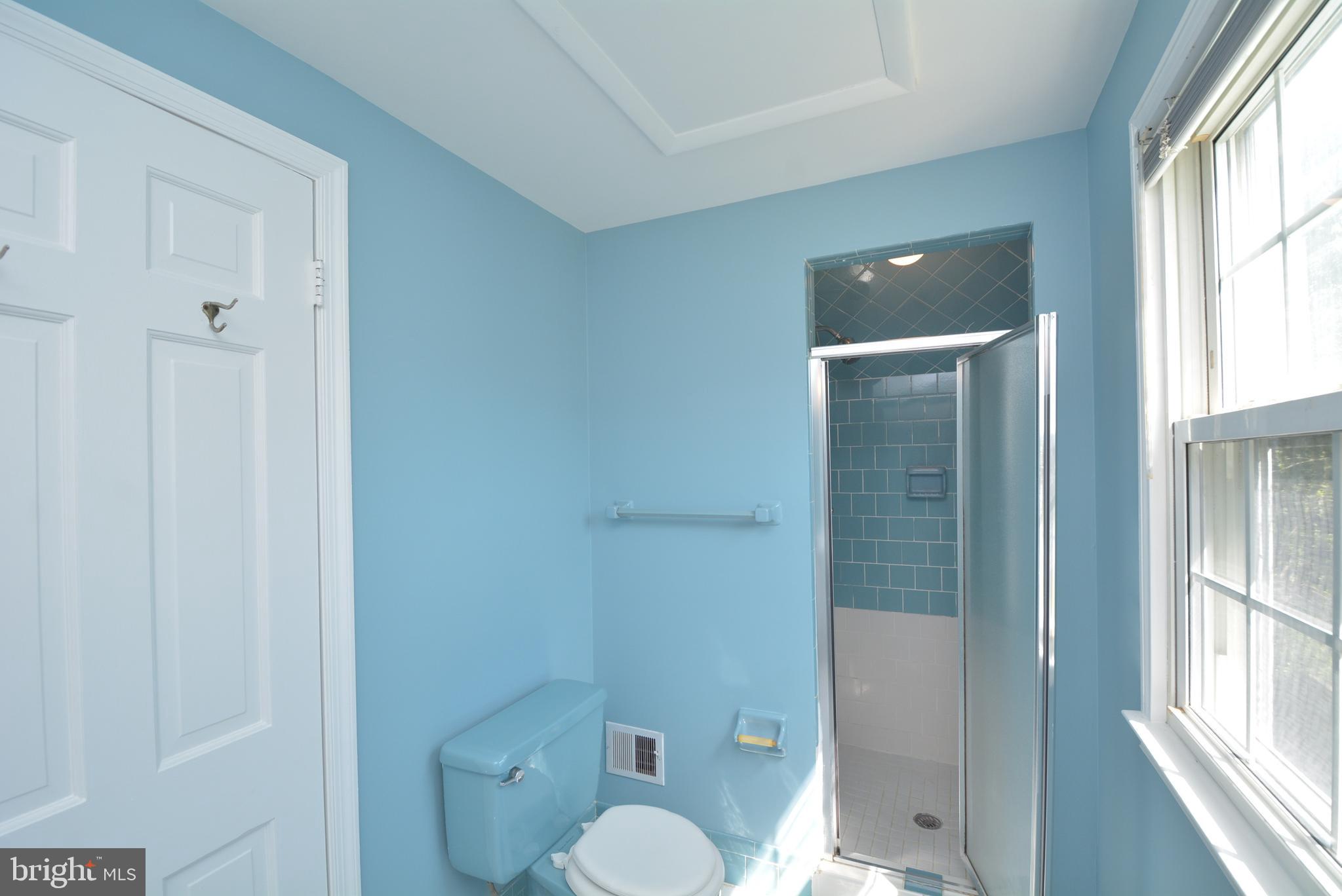 8709 Highgate Road Alexandria, VA 22308 - Photo 26 of 58 En suite full bath for primary bedroom