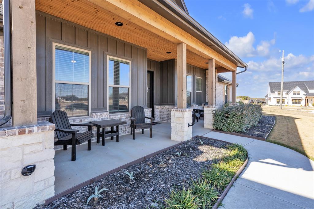 6632 Buffalo Ridge Circle Godley, TX 76044 - Photo 5 of 37 a living room with furniture
