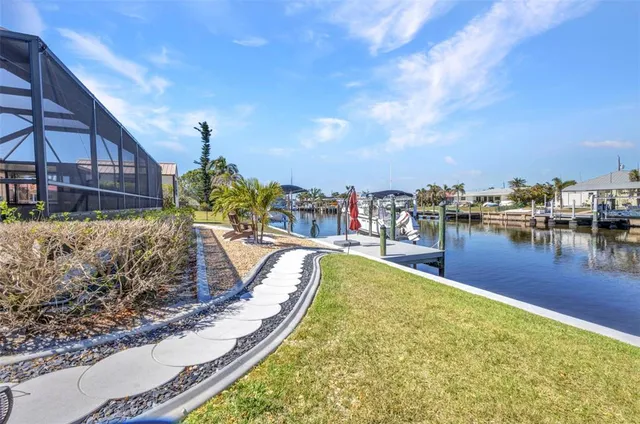 a view of a house with backyard and garden