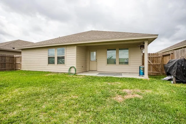 a view of a house with a backyard