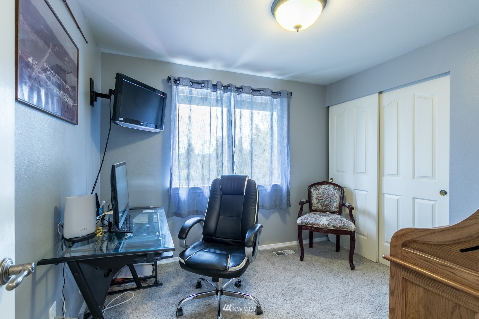 7413 Vandermark Road East Bonney Lake, WA 98391 - Photo 26 of 39 a living room with furniture