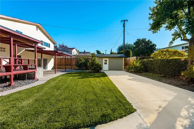 a view of a backyard