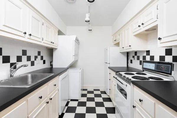 $899,900 | 104 Woodland Drive, Staunton, VA 24401