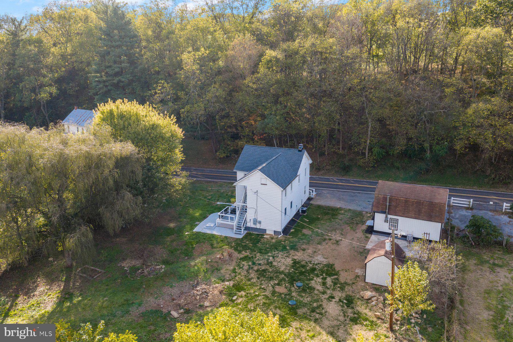 8109 Old Hagerstown Road Middletown, MD 21769 - Photo 45 of 54 a backyard of a house with table and chairs