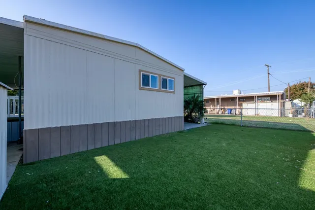 a view of a house with backyard
