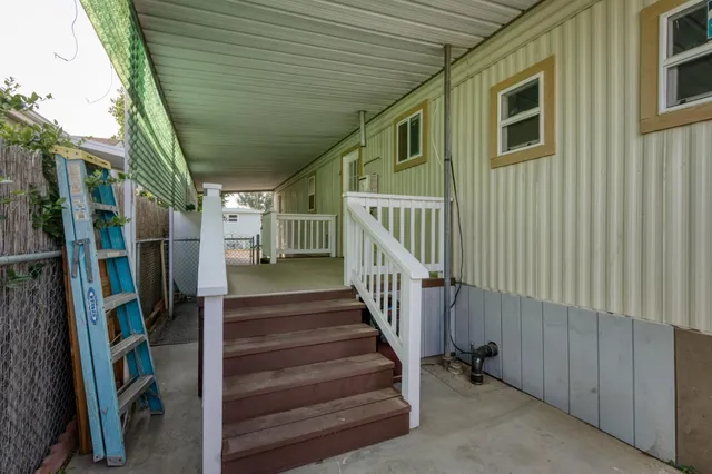 a view of livingroom with furniture