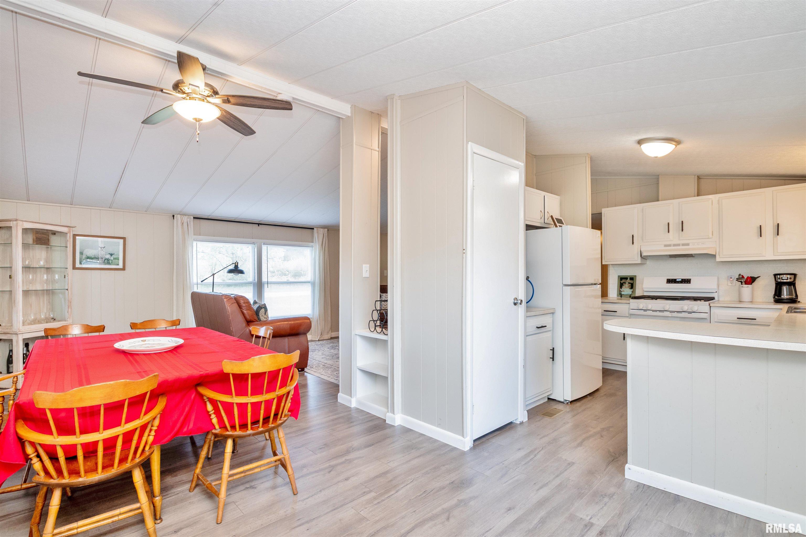 2401 Lakeview Road South Dahinda, IL 61428 - Photo 10 of 38