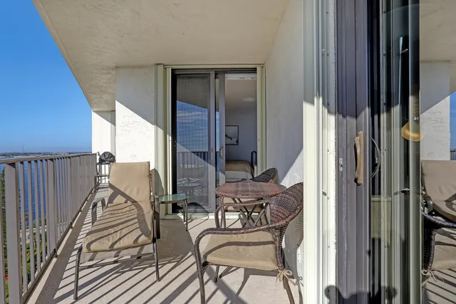 $620,000 | 5420 North Ocean Drive, Unit 1106, Singer Island, FL 33404