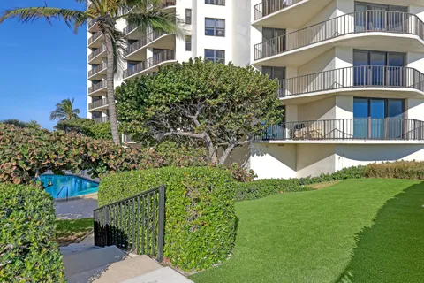 $620,000 | 5420 North Ocean Drive, Unit 1106, Singer Island, FL 33404