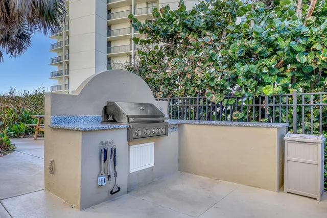 $620,000 | 5420 North Ocean Drive, Unit 1106, Singer Island, FL 33404