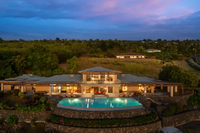 $3,995,000 | 73-1425 Kukuna Street, Kailua-Kona, HI 96740