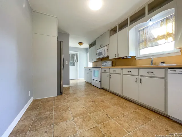 $1,400 | 523 West Merriweather Street, New Braunfels, TX 78130