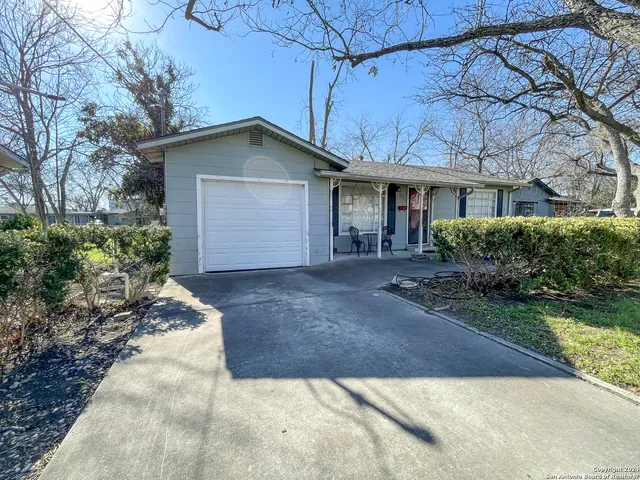 $1,400 | 523 West Merriweather Street, New Braunfels, TX 78130