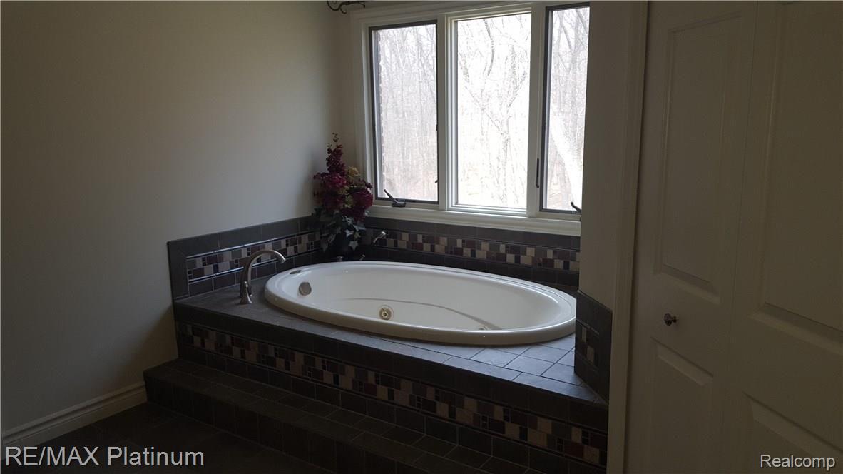 522 Timbermill Lane Howell, MI 48843 - Photo 7 of 29 Master Bath