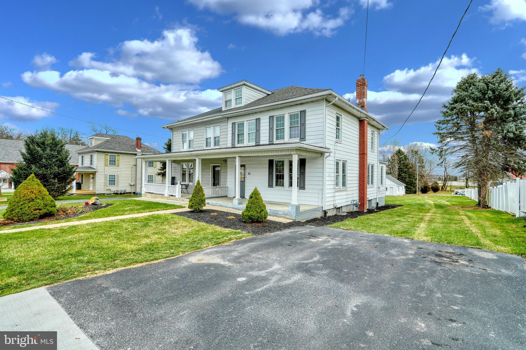 33 Locust Grove Road York, PA 17402 - Photo 2 of 34 Gallery Image 2