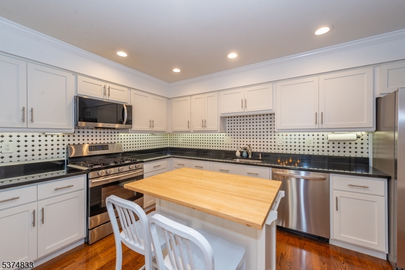 3 Avery Court Madison, NJ 07940 - Photo 5 of 50