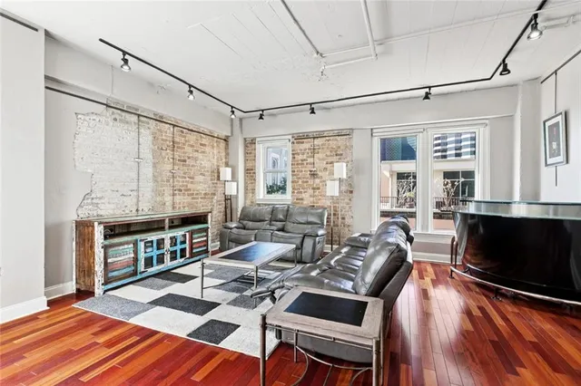 $820,000 | 909 Lafayette Street, Unit 6, New Orleans, LA 70112