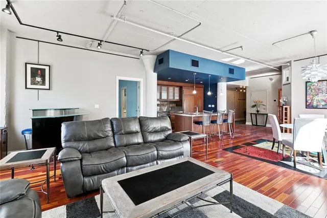 $820,000 | 909 Lafayette Street, Unit 6, New Orleans, LA 70112