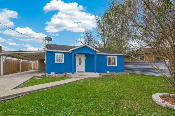 a view of front of a house with a yard