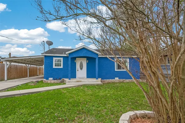 a view of an house with backyard space and garden