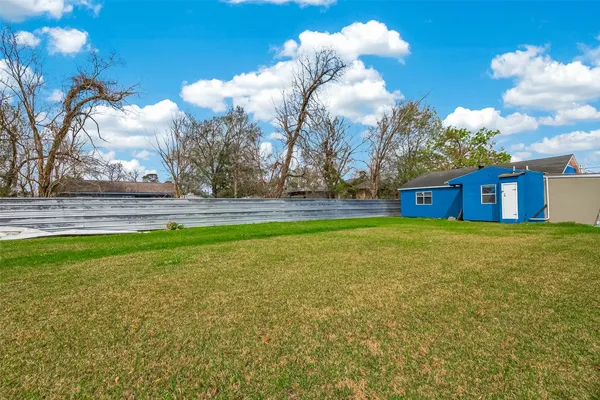 a view of a house with a big yard