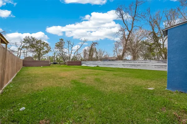 a view of yard with trees