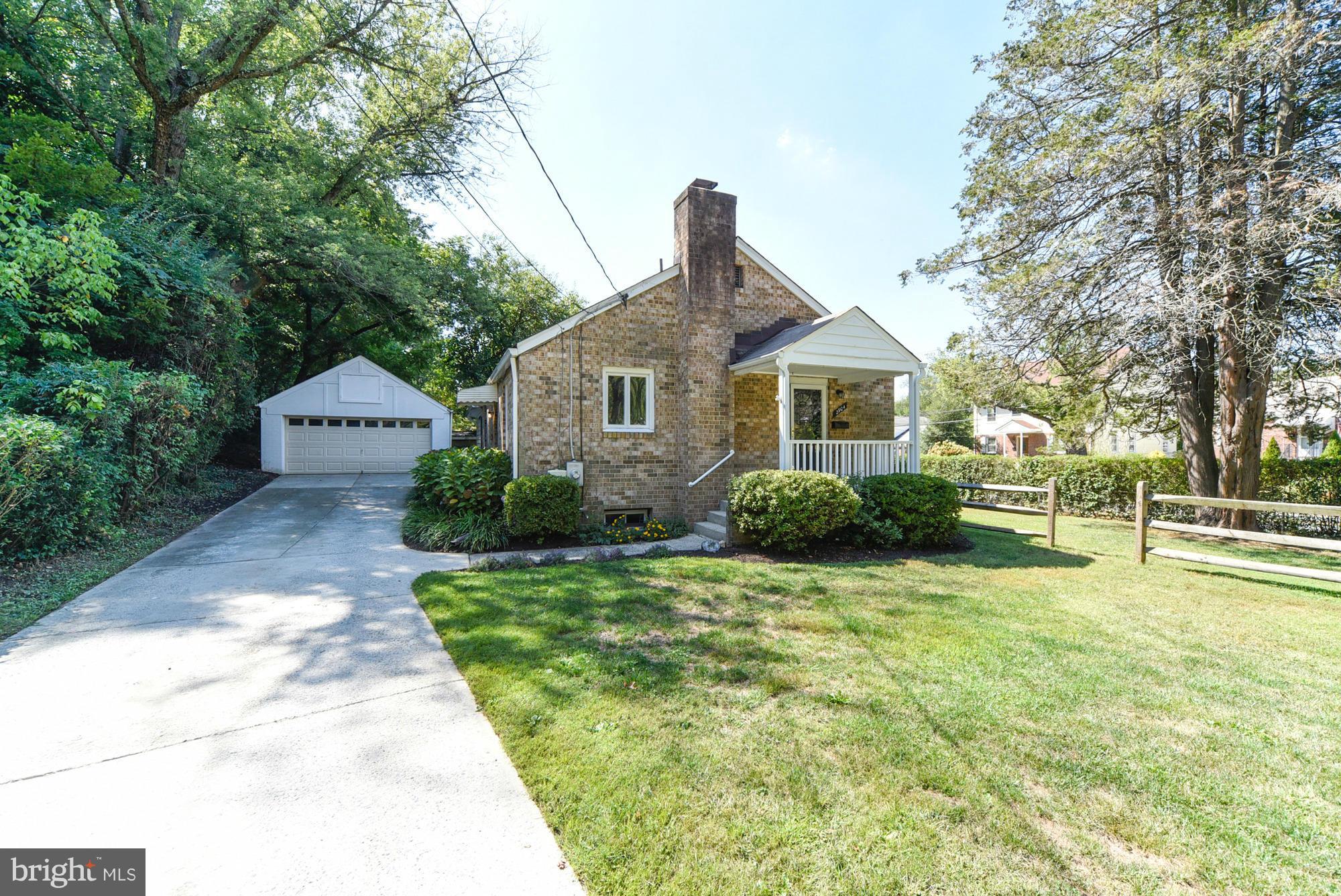 DETACHED 2 CAR GARAGE!