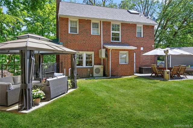 a view of a house with a backyard