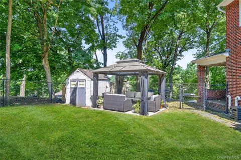 a view of a house with backyard and a garden