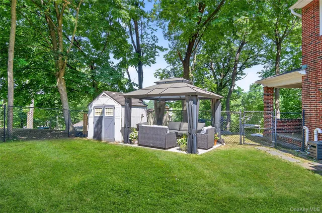a view of a house with backyard and a garden
