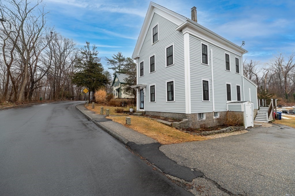 9 Hickory Street Gloucester, MA 01930 - Photo 4 of 41