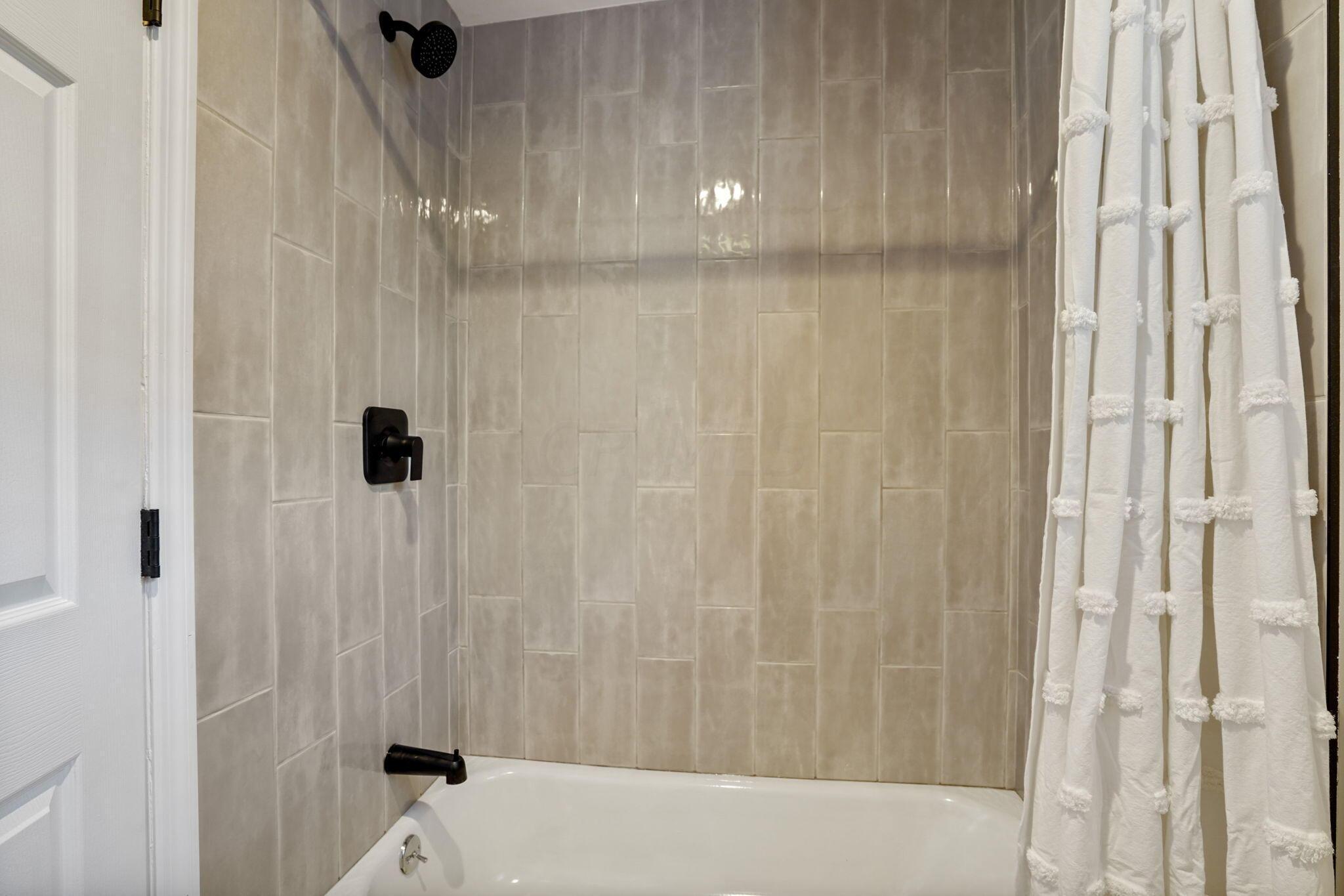 1382 Lockbourne Road Columbus, OH 43206 - Photo 23 of 37 Full Bathroom