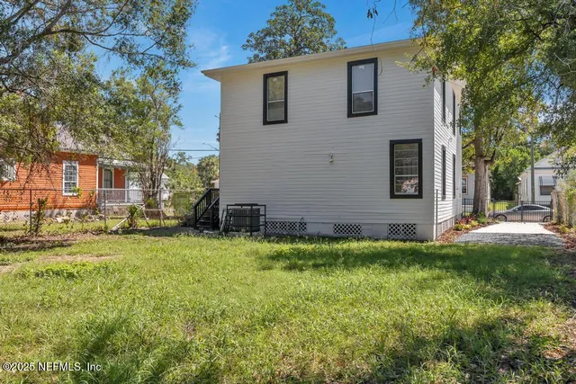 a view of back yard of the house