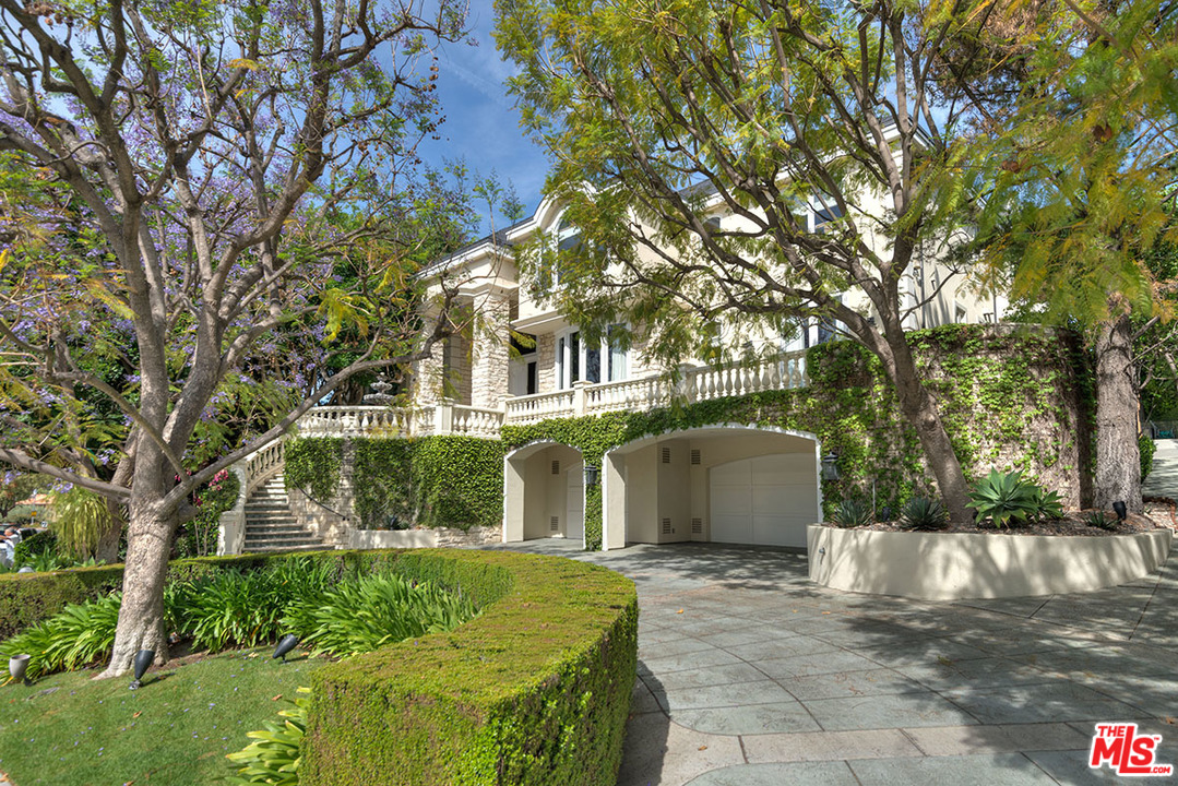 13981 Aubrey Road Beverly Hills, CA 90210 - Photo 2 of 20 a front view of a house with garden