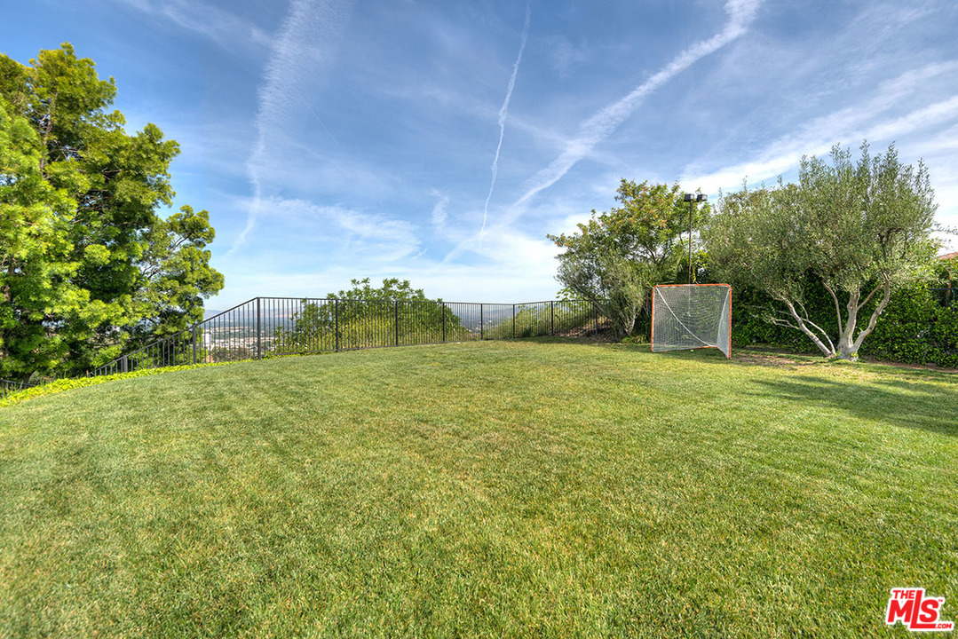 13981 Aubrey Road Beverly Hills, CA 90210 - Photo 16 of 20 a backyard of a house with lots of green space